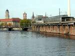 ICE 1 hat gerade die Station Holzmarkt durchfahren und befindet sich auf der Jannowitzbrücke in Berlin am 23.10.2019.