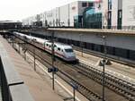 ICE 1 fährt im Bahnhof von Neu-Ulm in Richtung München durch am 10.04.2015.