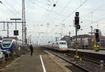 Ein ICE 1 rauscht am Sonntag den 10 Mrz 2024 durch den niederschsischen Hauptbahnhof Osnabrck in Richtung Sden.