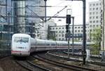 ICE 2 fährt in den Bahnhof Zoologischer Garten in Berlin ein, am 14.05.2017.