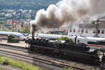 052 740-8 in Geislingen/Steige auf Gleis 3 hei�t f�r den Steige-Aufstieg kr�ftig ein, w�hrend auf Gleis 2 der ICE 3 Nr.