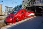 Aus Thalys ist 2023 Eurostar (Eurostar Continental Route Services) geworden. 
Der Eurostar PBKA 4346 (TGV 43460/43469), ex Thalys PBKA, ist am 29 April 2025 im Hauptbahnhof Köln, als Eurostar EST 9486 nach Paris Nord, bereitgestellt.

Nochmals einen lieben Gruß an den netten Lokführer zurück.

Ich weiß nicht ganz warum, liegt es an der Form oder der Farbgebung der Züge vielleicht auch etwas von beiden, das mich diese Züge einfach faszinieren. Wobei eine Reise nach Paris mit einem ICE der DB AG ist vom Komfort bequemer, als mit dem Thalys PBKA.

Betreiber der Züge ist das belgische Unternehmen THI Factory, seit 2022 ein Tochterunternehmen der Eurostar Group, dessen Haupteigentümer die französische Bahngesellschaft SNCF ist. So werden die Züge wie hier mit den UIC-Nummern 93 87 0043 460-9 F-THI etc. geführt. Ebenfalls als Eurostar vermarktet werden die Züge des Schwesterunternehmens Eurostar International. 
