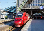 Aus Thalys ist 2023 Eurostar (Eurostar Continental Route Services) geworden. 
Der Eurostar PBKA 4346 (TGV 43460/43469), ex Thalys PBKA, ist am 29 April 2025 im Hauptbahnhof Köln, als Eurostar EST 9486 nach Paris Nord, bereitgestellt.

Nochmals einen lieben Gruß an den netten Lokführer zurück.

Ich weiß nicht ganz warum, liegt es an der Form oder der Farbgebung der Züge vielleicht auch etwas von beiden, das mich diese Züge einfach faszinieren. Wobei eine Reise nach Paris mit einem ICE der DB AG ist vom Komfort bequemer, als mit dem Thalys PBKA.

Betreiber der Züge ist das belgische Unternehmen THI Factory, seit 2022 ein Tochterunternehmen der Eurostar Group, dessen Haupteigentümer die französische Bahngesellschaft SNCF ist. So werden die Züge wie hier mit den UIC-Nummern 93 87 0043 460-9 F-THI etc. geführt. Ebenfalls als Eurostar vermarktet werden die Züge des Schwesterunternehmens Eurostar International. 