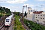 ICE 4 in Ulm Bahnhofseinfahrt bei der Goldochsen-Brauerei am 28.07.2022.