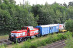 STRABAG NVR-Nummer 90 80 1002 046-3 D-SRFL (HELENA) mit einen kurzen Bauzug am Haken, durchf�hrt am 10.08.2026 den Tostedter Bahnhof.