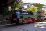 Die Normalspur-Dampflokomotive 46 der Völklinger Hütte (ehem. Röchling'schen Eisen- und Stahlwerke GmbH in Völklingen/Saar, ab 1982 ARBED-Saarstahl GmbH, ab 1986 Saarstahl Völklingen GmbH), eine Jung Hochofenlok niedriger Bauart, abgestellt mit einem offenen Roheisenpfannenwagen der Burbacher Hütte, hier am 01 Juli 2025 am Gelände Völklinger Hütte als Denkmal. Heutiger Eigentümer ist die Initiative Völklinger Hütte e.V..

1964 wurde die Lok Nr. 46 mit der Fabriknummer 13835 im Auftrag der Röchling'schen Eisen- und Stahlwerke als letzte rostgefeuerte Dampflok der Firma Arnold Jung, Lokomotivfabrik GmbH, in Jungenthal bei Kirchen an der Sieg gebaut und am 09.12.1964 geliefert. Einsatzgebiet war der Roheisentransport von den sechs Hochöfen zum Thomasstahlwerk, wobei die besonders beengten Verhältnisse auf der Völklinger Hütte eine besondere Bauform erforderten. Die Verbindung zwischen Eisenwerk und Stahlwerk war nur durch einen Tunnel möglich, da die Deutsche Bahn durch ihre Gleisanlagen die Hütte in zwei Bereiche teilt. Dieser Tunnel, der Roheisenkanal, ist so niedrig, dass die zweiachsige Lok nur eine Höhe von 2.640 mm über der Schienenoberkante und eine Breite von 2.450 mm aufweist. Die Loks 44 (11945/Baujahr 1953) und 45 (13240/Baujahr 1959), die nach vorliegenden Unterlagen technisch baugleich sind, wurden schon vorher (von der Arnold Jung GmbH an die Völklinger Hütte geliefert. 

Um speziell die Führerhausrückwand, die Lampen, aber auch die Kupplungselemente zwischen Lok und dem ersten Wagen vor flüssigen glühenden Spritzern von herabfallenden Roheisen zu schützen, erhielten die Lokomotiven ein nach hinten verlängertes Dach. Die Puffer wurden im Stahlwerk den dort vorhanden Roheisenpfannenwagen angepasst. Alte Jung Mitarbeiter berichten, an der Lok hätte man kaum was verdient, weil länst nicht mehr Dampflokteile ab Lager vorhanden waren umd z.T. mühsam und teuer beschafft werden musste.

Im Zuge der Modernisierung und Rationalisierung wurden die Roheisendampfloks 1981 nicht mehr benötigt. Während die Lokomotiven 44 und 45 an ein Museum im Ruhrgebiet verkauft wurden, gelangte die Lokomotive 46 als technisches Denkmal 1982 zur Universität Kaiserslautern. Diese schenkte die Lokomotive 46 der Initiative Völklinger Hütte, die sie mit Hilfe von Sponsoren am 9. Februar 1999 nach Völklingen zurückholte.

TECHNISCHE DATEN:
Baujahre: 1953,1959 und 1964
Gebaute Anzahl: 3
Spurweite: 	1.435 mm (Normalspur)
Achsformel: B
Länge: 7.600 mm
Achsabstand: 2.000 mm
Triebraddurchmesser: 1.000 mm (neu)
Breite: 2.450 mm
Höhe: 2.650 mm
Dienstgewicht: 26 t
Höchstgeschwindigkeit: k. A. 
Leistung: 250 PS
Zugkraft: 7,5 t
Zylinder: 2 Stück, Ø 380 mm x 500 mm Hub
Dampfdruck: 14 bar
Heizfläche: 58,92 m²
Rostfläche: 1,17 m²
Anzahl Siederohre: 178 Stück
Durchmesser Siederohre: 33/38 mm
Länge Siederohre: 2.540 mm
Wasservorrat: 2.500 l (2,5 m³)
Kohlenvorrat: 500 kg