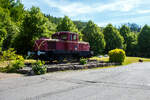 Die Jung R 42 C ehemalige Werkslok Nr. 12 der Firma Gontermann-Peipers, ex SK 12 Siegener Kreisbahn, ex Lok 12 der Kleinbahn Weidenau-Deuz, hier am 28 Mai 2026 als Denkmallok in Kirchen/Sieg, gleich neben ihrer „Geburtsst�tte“ der ehemalige Lokomotivfabrik Arnold Jung Jungenthal.

Diese Jung R 42 C, die von der Gie�erei Gontermann-Peipers GmbH, Siegen-Kaan-Marienborn an den Heimatverein Kirchen gestiftete Jung-Lok kehrte zu ihren Wurzeln nach Kirchen zur�ck und ist nun als Denkmal, gleich neben den Werkshallen der ehemaligen Lokfabrik Jung Jungenthal GmbH aufgestellt.

Die Lok vom Typ R 42 C wurde 1959 von der Firma Jung Jungenthal GmbH, Kirchen (Sieg) unter der Fabriknummer 13117 gebaut und an AB Industridiesel in Stockholm (ein H�ndler) geliefert. Sie wurde aber, aus unbekannten Gr�nden, 1960 wieder an Jung zur�ckgegeben, die sie dann an die Kleinbahn Weidenau-Deuz lieferte. Die Kleinbahn Weidenau-Deuz erhielt ebenso wie die Siegener Kreisbahn vier Lokomotiven und die Freien Grunder Eisenbahn in Herdorf eine, so dass nach der Fusion als Siegener Kreisbahn 1970 dort neun Lokomotiven verkehrten. Durch die Fusion zum 01.01.1970 wurde sie dann zur SK 12. Von 2000 bis 2002 war die Lok dann an die BLE - Butzbach-Licher Eisenbahn AG, Butzbach vernietet. Im Februar 2003 wurde sie dann an Gontermann-Peipers verkauft.

Die Jung R 42 C ist eine dieselhydraulische Lokomotive von der 32 Exemplaren von Arnold Jung Lokomotivfabrik in Jungenthal bei Kirchen/Sieg gebaut wurden. Sie war vor allem f�r den Rangiereinsatz im Werksdienst vorgesehen, ab 1955 wurde die R 42 C angeboten. Sieben Loks von diesem Typ gingen in den Wehrdienst, sie wurden zwischen 1956 und 1959 von der Bundeswehr beschafft und bei der Truppe unter der Versorgungsnummer 2210-12-120-7680 in den Bestand �bernommen.

Die Achsfolge ist C, als Antrieb dient ein aufgeladener MAN-Motor W8V 17,5/22A (wassergek�hlter 8 Zyl. Reihenmotor) mit einer Leistung von 440 PS bei 1100 U/min, dieser �bertr�gt seine Leistung auf ein hydraulisches Voith-Turbo-Getriebe L 37 U, dieses wiederum auf eine hinten liegende Blindwelle, die die drei Achsen �ber Kuppelstangen antreibt. Diese Leistungssteigerung von 40 PS, gegen�ber der R 40 C, machte den Einbau eines gr��eren L�fters notwendig. Dieser ist am L�ftergitter auf dem Aufbau der dem Motor abgewandten Vorbau zu erkennen. Die Maschinen verf�gen bei vergr��ertem Raddurchmesser �ber einen verk�rzten Radstand gegen�ber der R 40 C.

TECHNISCHE DATEN:
Achsfolge: C
Spurweite: 1.435 mm (Normalspur)
L�nge �ber Puffer: 9.285 mm
Achsstand: 2 x 1.700 mm = 3.400 mm
Raddurchmesser: 1.100 mm
Breite: 3.120 mm
H�he: 3.975 mm
Eigengewicht: 43.500 kg
Dienstgewicht: 45.000 kg
Motor: wassergek�hlter 8-Zylinder 4-Takt MAN-Reihendieselmotor W 8 V 17,5/22 A mit Abgas-Turbolader
Hubraum: 42,32 Liter 
Leistung: 324 kW (440 PS) bei 1.100 U/min 
H�chstgeschwindigkeit: 60 km/h / im Rangiergang 25 km/h
Schaltgetriebe: Voith L37Ab
Wendegetriebe: Jung 420G
Bremse: Klotzbremse, an allen 6 R�dern
Betriebsbremse: K-GPmZ (einl�sige Knorr-Bremse mit Zusatzbremse), pneumatisch, auf alle 6 R�der wirkend
Bremsgewicht: 40 t (P); 29 t (G)
Feststellbremse: Handrad, mechanisch, auf alle 6 R�der wirkend
Tankinhalt: 820 Liter (Diesel)
Sonstiges: L�utewerk, Sicherheitsfahrschaltung

Im deutschen Fahrzeugeinstellungsregister ist f�r die Jung R 42 C die Nummer 3942 vorgesehen, diese hier hat aber keine NVR-Nummer da sie nur auf dem Werkgleis f�hrt.

Durch das L�utewerk, das bei dem teilweisen Betrieb wie Stra�enbahn bei der Siegener Kreisbahn, st�ndig l�utete, wurde die Siegener Kreisbahn auch im Volksmund „Bimmelbahn“ genannt.