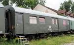 DR Rekowagen 50 5093-15001-7 Dag  Wohn- und Schlafwagen im Bauzug im Eisenbahnmuseum Weimar am 05.08.2016.