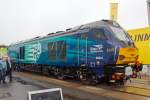 Die 68001 der britischen Eisenbahngesellschaft Direct Rail Services Ltd (DRS) die Güterverkehr anbietet, wurde am 26.09.2014 von Vossloh (seit 2016 Stadler Rail) auf dem Freigelände auf der InnoTrans 2014 in Berlin präsentiert.

Die britische Class 68 (UKLight) wurde 2014 Vossloh España S.A. in Valencia (Spanien), seit 2016 Stadler Rail, unter der Fabriknummer 2679 gebaut. Die Vossloh-Typenbezeichnung ist UKLight und stammt aus der Familie der Vossloh Eurolight.

Die Class 68 ist eine dieselelektrische Lokomotive für den Streckendienst.

TECHNISCHE DATEN:
Spurweite: 1.435 mm
Achsfolge: Bo`Bo`
Länge über Puffer: 21.500 mm
Drehzapfenabstand: 11.830 mm
Achsabstand im Drehgestell: 2.800 mm
Breite: 2.690 mm
Höhe: 3.820 mm
Raddurchmesse: 1.100 mm (neu) / 1.020 (abgenutzt)
Gewicht: 85 t
Radsatzlast: 21,4 t
Dieselmotorleistung: 2.800 kW
Motorbauart: 16-Zylinder-Turbodieselmotor
Motortyp: Caterpillar C175 (EU 97/68 Stage IIIA)
Drehzahl: 1.740 U/min
Tankinhalt: 5.000 l
Generator: ABB WGX560PB6
Fahrmotoren: 4 Stück ABB 4FRA6063 a 600 kW
Höchstgeschwindigkeit: 160 km/h (Ein späterer Umbau für 200 km/h ist möglich)
Anfahrzugskraft: 317 kN
Bremskraft: 265 kN

Die britische Class 68 (UKLight) wurde 2014 noch von Vossloh España S.A. aus Valencia (Spanien) vorgestellt. Seit dem 01. Januar 2016 hat Stadler Rail das Werk bei Valencia von Vossloh übernommen. Für die Stadler Eurodual gehörte auch u.a. diese Class 68 zur Basis der Entwicklung.
