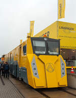 LINSINGER Schienenfräszug SF02T-FS präsentiert auf der InnoTrans 2014 in Berlin (26.09.2014). 

Diese Schienenfräsmaschine SF02T-FS wurde 2014 von Linsinger unter der Fabriknummer OLZ-001 gebaut, hier präsentiert und später nach Hongkong an die MTR - Mass Transit Railway (U-Bahn) geliefert.
Beim Einsatz in U-Bahnen und Schmalspurnetzen überzeugt diese Schienenbearbeitungsmaschine SF02T-FS mit geringen Achslasten und schlankem Design (kleines Lichtraumprofil) und einen minimalen Kurvenradius von 50 m. Es fallen keine Frässpäne- oder Schleifstaubemissionen an.

Sie ist aber auch geeignet für Hochgeschwindigkeitsstrecken und von der DB geprüft und freigegeben.

TECHNISCHE DATEN (Normalspurausführung): 
Spurweite: 1.435 mm  (Ausführungen von 1.000 – 1.668 mm möglich)
Achsanzahl: 6
Länge über Puffer: 23.850 mm
Drehzapfenabstand: 9.100 mm
Treib- und Laufraddurchmesser: 700 mm (neu) / 680 mm (abgenutzt)
Breite: 2.500 mm
Höhe: 3.400 mm
Eigengewicht: 72 t
Achslast: max. 14 t
Hauptantrieb: Dieselmotor mit 420 kW Leistung
Antriebsart: Hydraulisch
Höchstgeschwindigkeit: 80 km/h
Kleister  befahrbarer Gleisradius: R = 50 m
Max. Steigung: 40‰
Arbeitseinheiten:  je zwei Fräseinheiten und eine Schleifeinheit pro Seite, elektrisch angetrieben.
Bearbeitungsgeschwindigkeit: 6-16 m/min
Max. Abtragung pro Durchlauf: 1,5 mm an der Fahrfläche / 5 mm an der Fahrkante
Max. Gleisüberhöhung: 160 mm (bei Nomalspur)
Spänebehälter Volumen: 5 m³
Tankvolumen: 2.000 Liter
