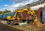 
O&K MH-S Zweiwegebagger, Kleinwagen Nr. 97 51 69 524 60-3, am 02.10.2016 beim Tag der offenen Tür der BLE Butzbach-Licher Eisenbahnfreunde e. V. in Butzbach.

Zweiwegefahrzeuge sind Fahrzeuge, die sowohl auf der Straße, als auch auf Gleisen fahren können. Fahrzeuge dieser Art sind zumeist Baumaschinen, Wartungsfahrzeuge oder Fahrzeuge für den Rangierdienst. Man unterscheidet die Zweiwegefahrzeuge nach ihrem Antrieb während des Gleisbetriebs: Fahrzeuge mit Schienenfahreinrichtungen und die deutlich stärker verbreitete Bauart, Fahrzeuge mit Schienenführeinrichtungen.

Hintergrundinformationen
Der von der Firma Orenstein & Koppel gebaute Bagger vom Typ MH-S wurde Ende der 80er Jahre im Werk Berlin Spandau produziert. Dieser Bagger ist die Zweiwegeausführung des Baggertyps MH-City aus dieser Zeit, wobei das S in seiner Typenbezeichnung für Schiene steht. Auch der größere Typ MH-5 wurde als Zweiwegebagger angeboten und trug dann den Namen MH-5S. Der MH-S zählt zu den Fahrzeugen mit Schienenführeinrichtungen, d.h. die für das Befahren der Straße vorhandenen Gummireifen dienen auch der Fahrt auf den Schienen, jedoch sind zur Spurhaltung zusätzlich separate Führungsrollen vorhanden. Der Antrieb erfolgt auf Gleisen, ebenso wie auf der Straße, über die Gummireifen. 

Der Zweiwegebagger verfügt über einen leistungsstraken Direkteinspritzer Saugdiesel des Herstellers KHD mit dem auch Anbaugeräte wie Schlagwerke betrieben werden können. 
Ausgeliefert wurde der Bagger an die Firma Heitkamp Rail (heute Eiffage Rail) in Herne wo er auch bis zuletzt eingesetzt war. 

TECHNISCHE DATEN:
Hersteller: Orenstein und Koppel
Eigengewicht: 16,5 t
Zulässige Anhängelast: 40t
Höchstgeschwindigkeit: 20km/h auf Straße und Schiene
Motor: KHD F4 L 913 (4-Zylinder-Reihen-) 
Hubraum: 4,086 l
Leistung: 72 PS bei 2150 U/min
Treibstoffvorrat: 190l
Treibstoffverbrauch: 8-10 l/h

Hydraulisches System:
3 Axialkolbenpumpen mit variabler Fördermenge
Hydraulische Leistung Pumpe 1: 56 PS 
Hydraulische Leistung Pumpe 2: 56 PS 
Hydraulische Leistung Pumpe 3: 34 PS 
Gesamtfördermenge: 300 l/min
Druck: 320/360 bar
