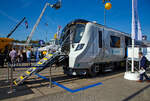 Siemens präsentierte auf der InnoTrans 2018 in Berlin (hier 18.09.2018) den Siemens Desiro City Class 717 (hier der Triebzug GTR 717017) für die Govia Thameslink Railway (GTR).

Hier nun mit geöffneter Notausstiegstür an einer Führerstandsfront (Stirnfront). Eine Besonderheit dieser Version sind die Notausstiegstüren an den Führerstandsfronten der Fahrzeuge, die notwendig sind, damit die Triebzüge auf der Northern City Line, einer ehemaligen U-Bahn-Strecke mit kreisförmigem Tunnelprofil, evakuiert werden können.
