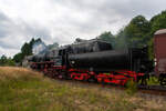 Die 52 8134-0 der Eisenbahnfreunde Betzdorf fuhr Sonderfahrten, anlsslich der 100 Jahr Feier der Westerwaldbahn (WEBA) am 31 August 2013, zwischen Scheuerfeld/Sieg und dem Betriebshof Bindweide der Westerwaldbahn, hier beim ehem. Bahnhof Steinebach/Sieg.

Die Lok war, bedingt durch die Wiedervereinigung, eine der letzten Normalspurigen Dampfloks der DB. Zudem war sie als 052 134‐4 die einzige wahre 52 der DB (BR 52.80).

Die Gterzuglokomotive wurde 1943 von der WLF - Wiener Lokomotivfabrik Floridsdorf unter der Fabriknummer 16591 gebaut und als Kriegslokomotive 52 7138 an die DRB - Deutsche Reichsbahn geliefert. Nach dem 2. Weltkrieg verblieb sie in der Sowjetischen Besatzungszone bzw. der spteren DDR, so lief sie weiter als DR 52 7138 der Deutsche Reichsbahn. 

Im Raw Stendal der DR wurde sie zwischen April 1965 und Mai 1965 zur DR 52 8134-0 rekonstruiert und erhielt einen Neubaukessel, der vom VEB Schwermaschinenbau  Karl Liebknecht  in Magdeburg gefertigt wurde. 1992 wurde sie in DR 052 134-4 umgezeichnet. Am 1. Januar 1994 trat die Bahnreform in Kraft, aus der Deutsche Reichsbahn und Deutsche Bundesbahn entstand die Deutsche Bahn AG (DB AG), so wurde die 52.80er zur DB 052 134-4. Im Juli 1995 wurde sie an einen Privatmann verkauft, 1997 konnten die Eisenbahnfreunde Betzdorf die Lok erwerben und sie kam nach Siegen. 2007 bekam die dann die NVR-Nummer 90 80 0051 134-9 D-EFBS. Leider gab es 2015/2016 Streitigkeiten und der Verein musste seinen Fahrzeugbestand auflsen, so wurde die Lok im Frhjahr 2016 an die GEG - sterreichische Gesellschaft fr Eisenbahngeschichte e. V. verkauft und steht heute im Lokpark Ampflwang.