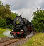 Die 52 8134-0 der Eisenbahnfreunde Betzdorf fuhr Sonderfahrten, anlsslich der 100 Jahr Feier der Westerwaldbahn (WEBA) am 31 August 2013, zwischen Scheuerfeld/Sieg und dem Betriebshof Bindweide der Westerwaldbahn, hier beim ehem. Bahnhof Steinebach/Sieg.

Die Lok war, bedingt durch die Wiedervereinigung, eine der letzten Normalspurigen Dampfloks der DB. Zudem war sie als 052 134‐4 die einzige wahre 52 der DB (BR 52.80).

Die Gterzuglokomotive wurde 1943 von der WLF - Wiener Lokomotivfabrik Floridsdorf unter der Fabriknummer 16591 gebaut und als Kriegslokomotive 52 7138 an die DRB - Deutsche Reichsbahn geliefert. Nach dem 2. Weltkrieg verblieb sie in der Sowjetischen Besatzungszone bzw. der spteren DDR, so lief sie weiter als DR 52 7138 der Deutsche Reichsbahn. 

Im Raw Stendal der DR wurde sie zwischen April 1965 und Mai 1965 zur DR 52 8134-0 rekonstruiert und erhielt einen Neubaukessel, der vom VEB Schwermaschinenbau  Karl Liebknecht  in Magdeburg gefertigt wurde. 1992 wurde sie in DR 052 134-4 umgezeichnet. Am 1. Januar 1994 trat die Bahnreform in Kraft, aus der Deutsche Reichsbahn und Deutsche Bundesbahn entstand die Deutsche Bahn AG (DB AG), so wurde die 52.80er zur DB 052 134-4. Im Juli 1995 wurde sie an einen Privatmann verkauft, 1997 konnten die Eisenbahnfreunde Betzdorf die Lok erwerben und sie kam nach Siegen. 2007 bekam die dann die NVR-Nummer 90 80 0051 134-9 D-EFBS. Leider gab es 2015/2016 Streitigkeiten und der Verein musste seinen Fahrzeugbestand auflsen, so wurde die Lok im Frhjahr 2016 an die GEG - sterreichische Gesellschaft fr Eisenbahngeschichte e. V. verkauft und steht heute im Lokpark Ampflwang.