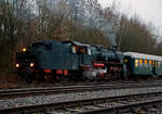   Die Dreizylinder-Güterzug-Dampflokomotive 58 311 der UEF Ulmer Eisenbahnfreunde (ex DR 58 1111-2, ex DR 58 311, ex G 12 Baden 1125), hat am 26.01.2018 mit dem Sonderzug der Eisenbahnfreunde