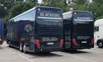 Setra S 431 DT-Busse vom Tourneeservice BLACKFIRE stehen zur Fahrerpause auf einem Rastplatz an der A 7