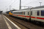 Der modernisierte klimatisierte zweite Klasse IC Gro�raum-Reisezugwagen mit Fahrrad- und Gep�ckabteil, D-DB 61 80 84-91 909-0, der Gattung Bpmmdz 285.9, der DB Fernverkehr AG, direkt hinter der Lok