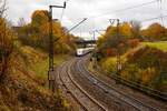 Der dreizehnteilige ICE 4 – Tz 9461 (Triebzug) fährt am 26.10.2021 nun von Amstetten (bei der Ziegelhütte) die Geislinger Steige hinab.