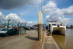 Bahnhof Emden Außenhafen / Emden Hafen Borkumkai am 01.05.2022, links ein IC 2 (Doppelstock-IC) im Bahnhof, recht der Katamaran „Nordlicht II“ der Reederei AG Ems, steht als