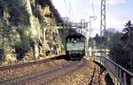 194 091-5 schiebt einen langen IC, vorn in der Kurve verschwindet die 103, auf der Geislinger Steige ym 07.05.1982.