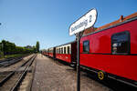 Der Dampfzug der Mecklenburgischen Bderbahn Molli hat am 15 Mai 2022 gefhrt von der MBB 99 2322-8 den Zielbahnhof Khlungsborn-West erreicht.