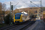 Der VT 257 (95 80 0648 157-5 D-HEB / 95 80 0648 657-4 D-HEB) ein Alstom Coradia LINT 41 der HLB (Hessische Landesbahn GmbH), verlässt am 17.01.2023,  als RB 93  Rothaarbahn  (Bad Berleburg -