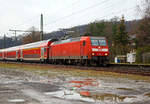 Die 146 001-3 (91 80 6146 001-3 D-DB) der DB Regio NRW mit dem RE 9 (rsx - Rhein-Sieg-Express) Aachen - Kln - Siegen, am 26.01.2019 beim Halt im Bahnhof Brachbach.