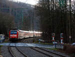 Die 146 003-9 (91 80 6146 003-9 D-DB) der DB Regio NRW erreicht mit dem RE 9 rsx - Rhein-Sieg-Express (Aachen – Köln – Siegen) am 17.01.2023 den Bahnhof Kirchen (Sieg).