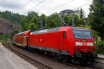 Die 146 001-3 (91 80 6146 001-3 D-DB) der DB Regio NRW schiebt am 10 Juni 2024, den RE 9 - Rhein Sieg Express (RSX) Siegen - Köln – Aachen, vom Bahnhof Kirchen (Sieg) weiter in Richtung