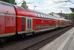 Zweite Klasse klimatisierter Doppelstock-Reisezugwagen (Hocheinstiegs-Dosto) D-DB 50 80 26-75 136-4, der Gattung DBpza 753.5, vom rsx - Rhein-Sieg-Express der DB Regio NRW (Aachen), eingereiht im Zugverband am 15 September 2024 im Bahnhof Kirchen/Sieg.

Der Wagen wurde 2002 von Bombardier in Görlitz (ex DWA - Deutsche Waggonbau AG gebaut.

TECHNISCHE DATEN:
Gattung/Bauart: DBpza 753.5,
Spurweite: 1.435 mm
Anzahl der Achsen: 4
Länge über Puffer: 26.800 mm
Wagenkastenlänge: 26 400 mm
Wagenkastenbreite: 2.784 mm
Höhe über Schienenoberkante: 4.631 mm
Drehzapfenabstand: 20.000 mm
Achsstand im Drehgestell: 2 500 mm
Drehgestellbauart: Görlitz VIII
Leergewicht: 48 t
Höchstgeschwindigkeit: 160 km/h
Sitzplätze: 139 in der 2. Klasse
Toiletten: 1, geschlossenes System
Einstieg: Hoch
Bremse: KE-R-A-Mg (D)
Bemerkung : 1 Mehrzweckabteil; eingeschränkt dieselloktauglich
Heizung: Klimaes