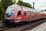 Der klimatisierte Doppelstock-Steuerwagen der zweiten Wagenklasse (DoSto-Steuerwagen) D-DB 50 80 86-75 050-4, der Gattung/Bauart DBpbzfa 763.8, eingereiht im Zugverband (führendender Wagen) des