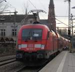 berlin-und-brandenburg/173536/182-014-1-mit-re-37383-von 182 014-1 mit RE 37383 von Wismar nach Cottbus bei der Ausfahrt im Schweriner Hbf.28.12.2011