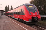 Noch vor Sonnenaufang am Morgen des 14.10.2016 stand 442 346 als S1 von Warnemnde nach Rostock Hbf im Haltepunkt Rostock-Holbeinplatz.