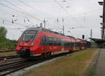 442 350 als RE1 von Rostock Hbf nach Bad Kleinen bei der Ausfahrt im Rostocker Hbf.