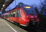 442 858  als S1(Rostock-Warnemünde)kurz vor der Ausfahrt im Haltepunkt Rostock-Holbeinplatz um 07:16 Uhr.13.11.2020