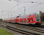 RE 4352 von Berlin-Südkreuz nach Rostock Hbf bei der Einfahrt im Rostocker Hbf.07.10.2023