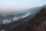 146 247-2 zieht den RegionalExpress 54 RE 4593 Frankfurt/Main - Bamberg zwischen Karlstadt und Himmelstadt durchs Maintal.