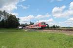 Steuerwagen vorraus kommt die S2 39615 Roth - Altdorf zwischen Winkelhaid und Ludersheim unter die A3 durch.