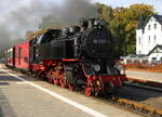 Baderbahn Molli/865126/99-2321-0-mit-mbb14625-von-kuehlungsborn 99 2321-0 mit MBB14625 von Kühlungsborn West nach Bad Doberan bei der Einfahrt in Bad Doberan.18.10.2024