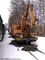 Altes Bahnbuafahrzeug in Putbus Hinter wagen versteckt am 31.3.13