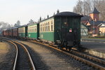 Personenwagen der Rgenkleinbahn waren am 27.03.2016 in Putbus abgestellt.