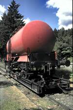 HSB Löschwasser Kesselwagen (Normalspur) auf Rollbühnewagen im Bahnhof Drei Annen Hohne am 29.07.1999.