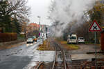 Blick auf die Strecke der sächsischen Schmalspurbahn Radebeul Ost - Moritzburg - Radeburg in der Spurweite von 750 mm (KBS 509, 12501) am 07.12.2022, hier in Radebeul bei der