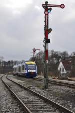 Der Alstom Coradia Typ LINT 41, Vt 225, am 01.03.2015 kurz vor der Einfahrt in den Bahnhof Aichach (Paartalbahnstrecke).