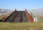 Sonstige/863784/reste-der-gleisbruecke-zur-verladung-der Reste der Gleisbrücke zur Verladung der Eisenbahnwaggons in Warnemünde.05.10.2024