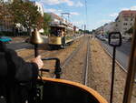 Straßenbahn / Stadtverkehr Berlin; Begegnung TD Nr.2990 von Herbrand Baujahr 1910 fotografiert von der Plattform T 2 Nr.10 von Herbrand Baujahr 1903 in Berlin Köpenick am 08.09.2018.