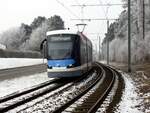 Straßenbahn/Stadtverkehr Ulm; Fahrt des Avenio M Nr.52, mit Namen:  Lina Einstein  an einem frostigen Morgen in Ulm auf der Böfinger Steige am 06.02.2019.