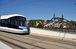 Straßenbahn / Stadtverkehr; Ulm  Avenio Nr.56  Hildegard Knef  auf der Kienlesbergbrücke und dahinter die hitorische Straßenbrücke  Neutorbrücke  in Ulm am 22.09.2022.
