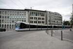 Avenio M Nr.57 und Nr.54 als Tandem zum/vom Fußballstadion am 28.10.2023. Diese Transportart wurde in Ulm erstmals angewandt; zuvor deuteten Schulungsfahrten die Tandemfahrten an. Es ist nicht so einfach, eine Stelle zu finden, bei der man die gesamten Fahrzeuge komplett auf das Bild bekommt.