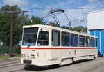 Der Tatra Wagen T6A2(704)aus dem Baujahr1990 von CKD Praha-Smichov stand am 08.06.2019 vor dem Depot 12 in Rostock-Marienehe.